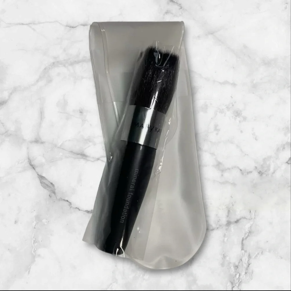 Mary Kay Mineral Powder Foundation Brush in Carry Pouch / Sleeve NEW